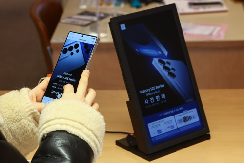 삼성전자 갤럭시 S25 시리즈 사전판매 시작을 하루 앞둔 지난 23일 오후 서울 마포구 kt플라자 홍대애드샵플러스점에서 직원이 갤럭시 S25를 조작하고 있다. [사진출처=연합뉴스]