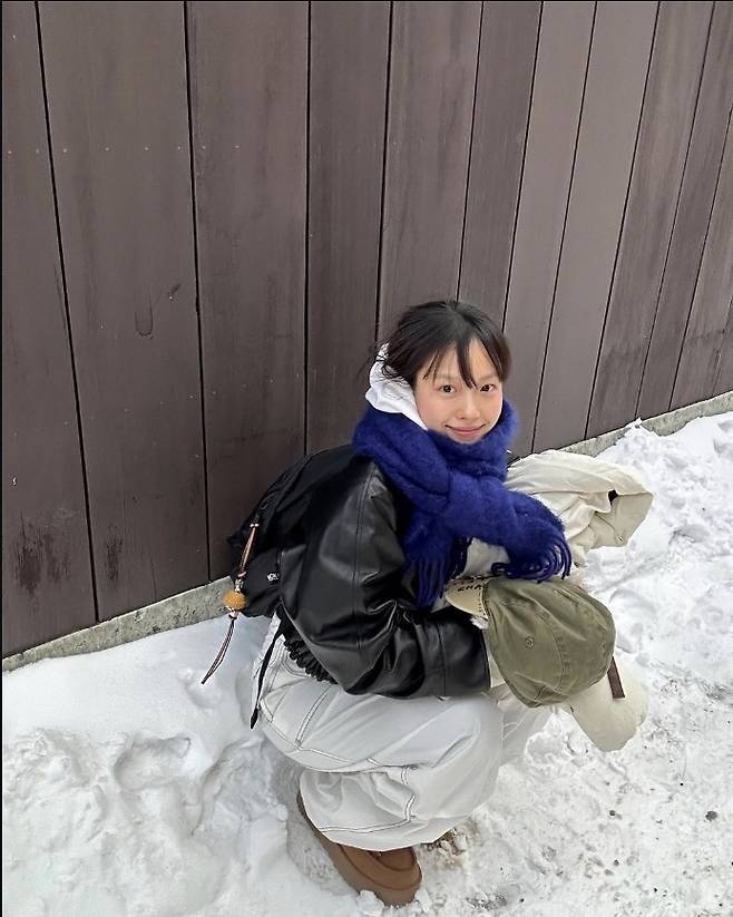 고민시는 블랙 가죽 재킷과 화이트 패딩을 레이어드한 독특한 겨울 코디로 따뜻함과 스타일을 동시에 잡았다.사진=고민시 SNS