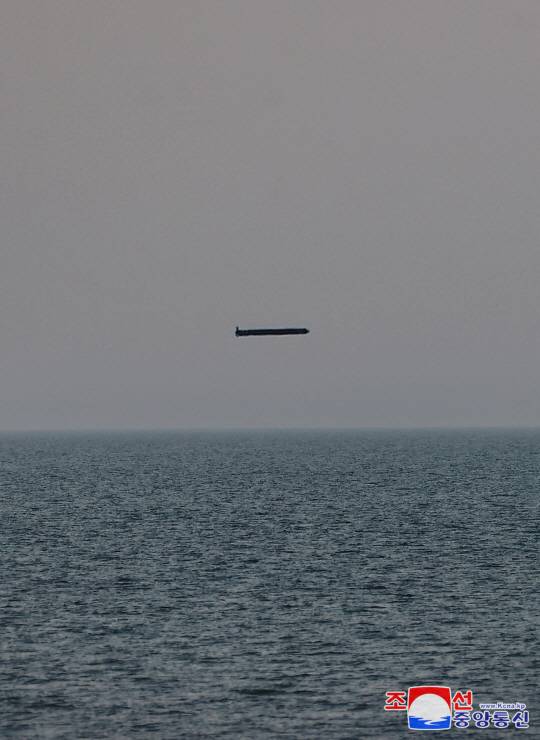 북한 미사일총국은 1월 25일 해상(수중)대지상전략순항유도무기시험발사를 진행했으며 김정은 국무위원장이 참관해 이번 시험은 전쟁억제력 완비의 일환이라고 밝혔다고 조선중앙통신이 26일 보도했다. 사진은 전략순항미사일이 저고도로 비행하는 모습. 지형을 따라 낮게 비행하면 지상 레이더 기지에서 탐지가 매우 어렵다. 조선중앙통신 캡처. 연합뉴스