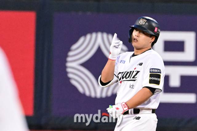 2024년 5월 9일 경기도 수원 KT위즈파크에서 진행된 '2024 신한 SOL 뱅크 KBO 리그' NC-KT의 경기. KT 강백호가 3회말 2루타를 때린 뒤 세리머니를 펼치고 있다./마이데일리