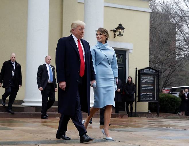 지난 2017년 1월 멜라니아 트럼프 여사가 남편인 도널드 트럼프 미국 대통령과 대통령 취임식에 참석한 모습. [로이터]