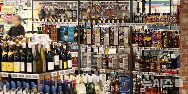 [서울=뉴시스] 김선웅 기자 = 서울 소재 유통매장에 각종 주류가 진열돼있다. 2024.08.21. mangusta@newsis.com