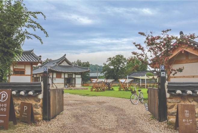 경상북도는 전국에서 소멸 위험이 두 번째로 큰 지역이다. 그 중에서도 소멸 고위험 지역 문경시에 카페를 연 청년이 있다. 이유는 '돈 많이 벌어 멋지게 살려고'. 사진은 해당 카페 화수헌 입구 모습. 리플레이스 제공