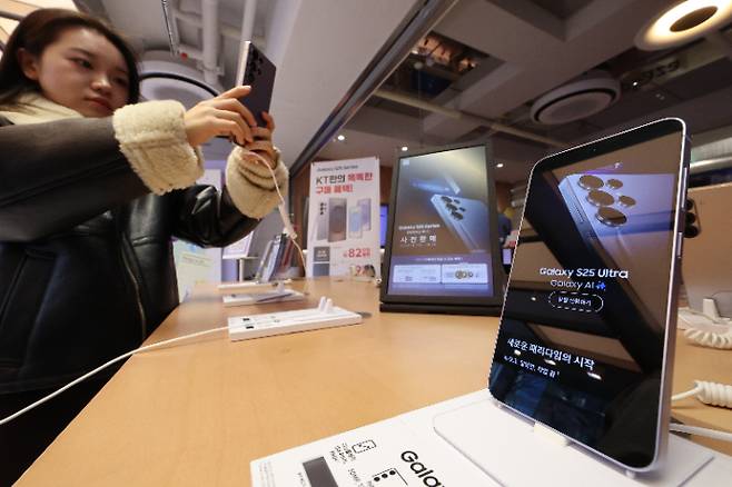 서울 마포구 kt플라자 홍대애드샵플러스점 체험존에 갤럭시 S25 시리즈들이 놓여있다. 연합뉴스