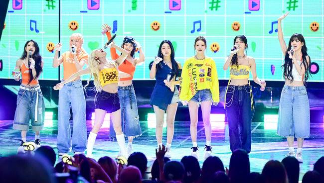 [OSEN=지형준 기자] 20일 오후 서울 상암동 SBS프리즘타워에서 SBS M ‘THE SHOW(더쇼)’ 생방송이 진행됐다.이날 가수 BLACKSWAN, 캐치더영(CATCH THE YOUNG), DIGNITY(디그니티), fromis_9(프로미스나인), KARD, KAVE, 라잇썸(LIGHTSUM), LUN8(루네이트), Tony Yu, UNIS(유니스), 여동생 등이 출연했다. 더쇼 초이스에 선정된 프로미스나인이 아령을 들고 앵콜 무대를 선보이고 있다. 2024.08.20 / jpnews@osen.co.kr