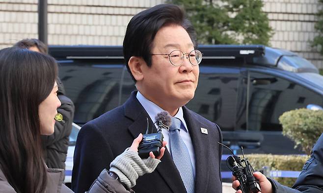 더불어민주당 이재명 대표가 지난 23일 서울 서초구 서울고등법원에서 열린 공직선거법 위반 사건 항소심 첫 재판에 출석하고 있다. 연합뉴스