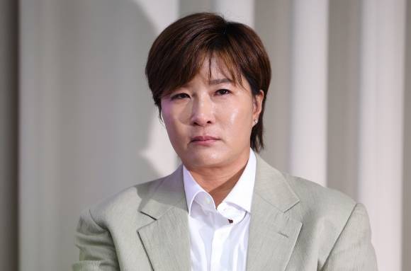 박세리, 부친 혐의 입장발표 기자회견 - 박세리, 부친 혐의 입장발표 기자회견      (서울=연합뉴스) 김성민 기자 = 박세리가 18일 오후 서울 강남구 스페이스쉐어 삼성코엑스센터에서 열린 부친 박준철 씨의 사문서위조 혐의에 대한 기자회견에서 눈물을 보이고 있다. 2024..18     ksm7976@yna.co.kr (끝)