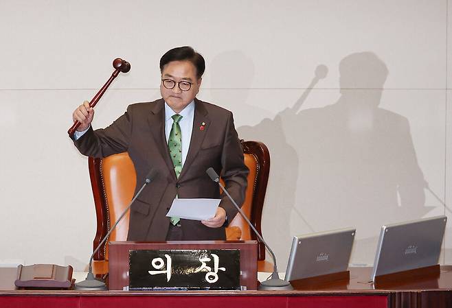 우원식 국회의장이 지난해 12월14일 오후 국회 본회의에서 윤석열 대통령 탄핵소추안 가결을 선포하고 있다. ⓒ연합뉴스