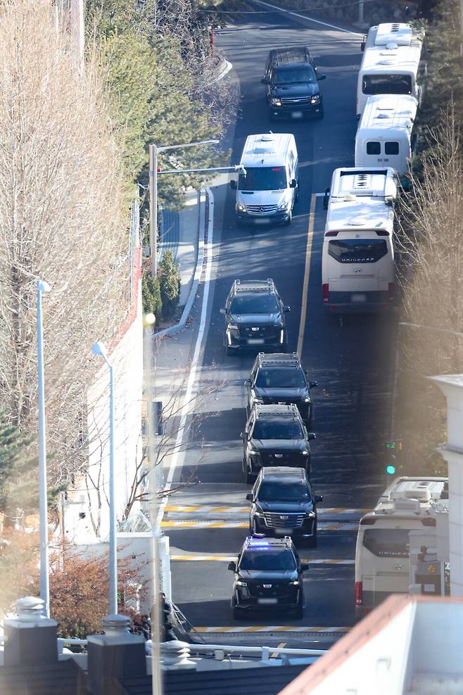 윤석열 대통령이 탄 차량 행렬이 1월15일 서울 용산구 한남동 대통령 관저에서 과천 공수처로 향하고 있다. ⓒ연합뉴스&nbsp;