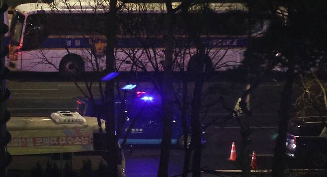 헌법재판소 탄핵심판에 출석해 변론을 마친 윤석열 대통령을 태운 것으로 추정되는 호송차량이 1월21일 국군서울지구병원 후문으로 나온 뒤 경복궁교차로를 지나 서울구치소 방면으로 향하고 있다. ⓒ연합뉴스