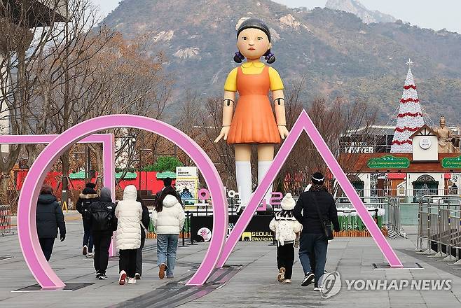 '오징어게임2', 전 세계서 4.9억 시간 시청 (서울=연합뉴스) 김인철 기자 = 1일 서울 종로구 광화문광장에 넷플릭스 드라마 오징어게임2에 등장하는 영희 조형물이 설치돼 있다.
    넷플릭스 공식 사이트 '넷플릭스 톱 10'에 따르면 지난 12월 넷째 주(23∼29일) 오리지널 시리즈 '오징어 게임2'의 시청 시간은 4억8천760만 시간으로 집계됐다. 2025.1.1 yatoya@yna.co.kr