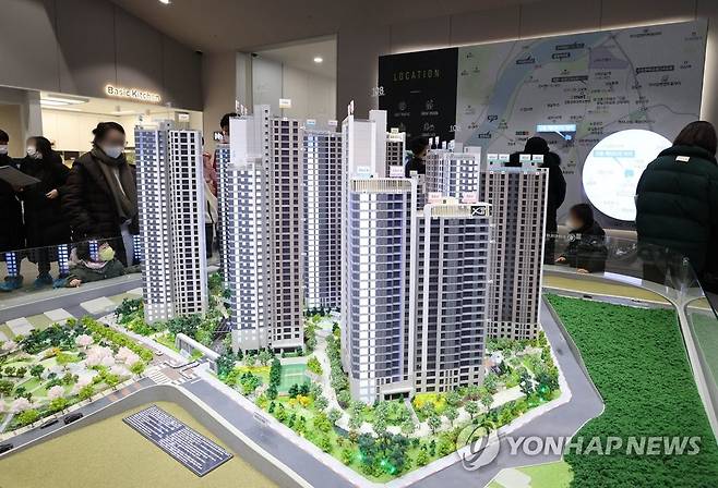 서울의 한 견본주택을 관람하는 사람들 [연합뉴스 자료사진]