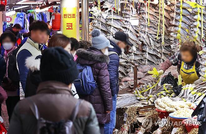설 앞두고 재래시장 찾은 시민들 [연합뉴스 자료 사진]