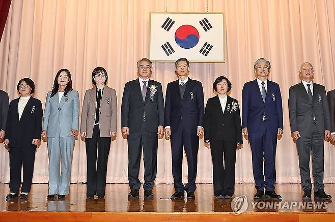 8인 체제 헌법재판소 (서울=연합뉴스) 류영석 기자 = 지난 2일 오전 서울 종로구 헌법재판소에서 열린 헌법재판관 취임 및 시무식에서 헌법재판관들이 기념 촬영을 하고 있다. 왼쪽부터 김복형, 정정미, 이미선 헌법재판관, 조한창 신임 헌법재판관, 문형배 헌법재판소장 권한대행, 정계선 신임 헌법재판관, 김형두 헌법재판관, 정형식 헌법재판관. [연합뉴스 자료사진]