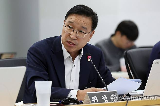 질의하는 위성곤 의원 (수원=연합뉴스) 권준우 기자 = 14일 경기 수원시 영통구 경기도청에서 열린 국회 행정안전위원회의 경기도에 대한 국정감사에서 더불어민주당 위성곤 의원이 질의하고 있다. 2024.10.14 stop@yna.co.kr