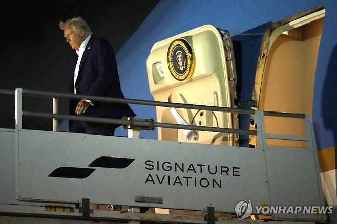 마이애미공항 내리는 트럼프 미국 대통령  [AP=연합뉴스]
