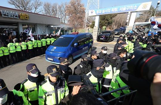 윤석열 대통령 탄핵심판 4차 변론 기일인 지난 23일, 윤 대통령이 탑승한 법무부 호송차량이 서울구치소에서 나와 헌법재판소로 향하고 있다. (사진=뉴시스)