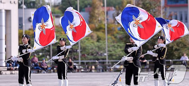 2024 유엔참전기념행사에서 여군의장대가 화려한 의장 시범을 선보이고 있다. 2024.10.25/뉴스1 ⓒ News1 박지혜 기자