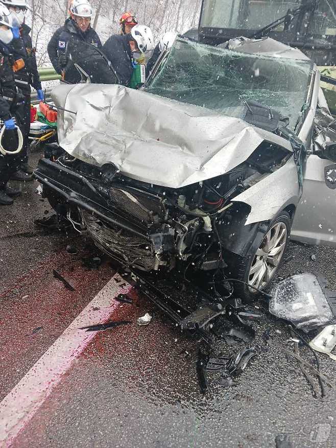 27일 영동고속도로 강릉방향 11중 추돌사고 수습현장.(강원도소방본부 제공) 2025.1.27/뉴스1