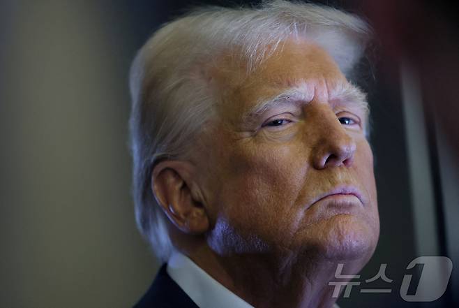 도널드 트럼프 미국 대통령이 지난 25일(현지시간) 도널드 미국 네바다주 라스베이거스에서 플로리다주 마이애미로 비행하는 동안 에어포스원 기내에서 기자들이 질문하는 것을 바라보고 있다. ⓒ 로이터=뉴스1 ⓒ News1 류정민 특파원
