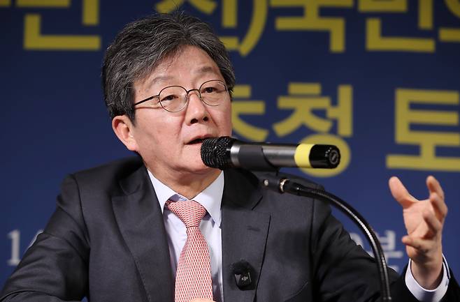 유승민 전 국민의힘 의원이 지난 14일 대구 남구 대구아트파크에서 열린 아시아포럼21 초청 토론회에 참석해 취재진 질의에 답하고 있다. /뉴스1