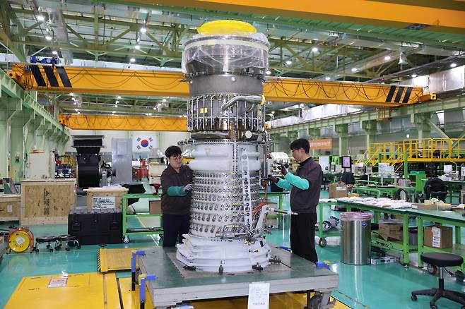 한화에어로스페이스 창원1사업장에서 직원들이 함정용 가스터빈엔진을 정비하고 있다. 한화에어로스페이스는 전투기, 군함 엔진 제작 기술을 바탕으로 발사체 엔진을 개발하고 있다./한화에어로스페이스 제공