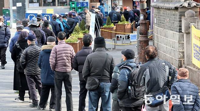 계엄과 불황의 여파로 기부에 대한 관심이 주춤해지면서 노숙인과 쪽방촌 주민 등을 위한 무료 급식소에 자원봉사자가 줄고 후원이 끊기는 등 운영에 어려움을 겪고 있다. 설 연휴인 26일 오전 서울 종로구 탑골공원 원각사 앞 무료 급식소에 사람들이 줄 서 있다. 전영한 기자 scoopjyh@donga.com