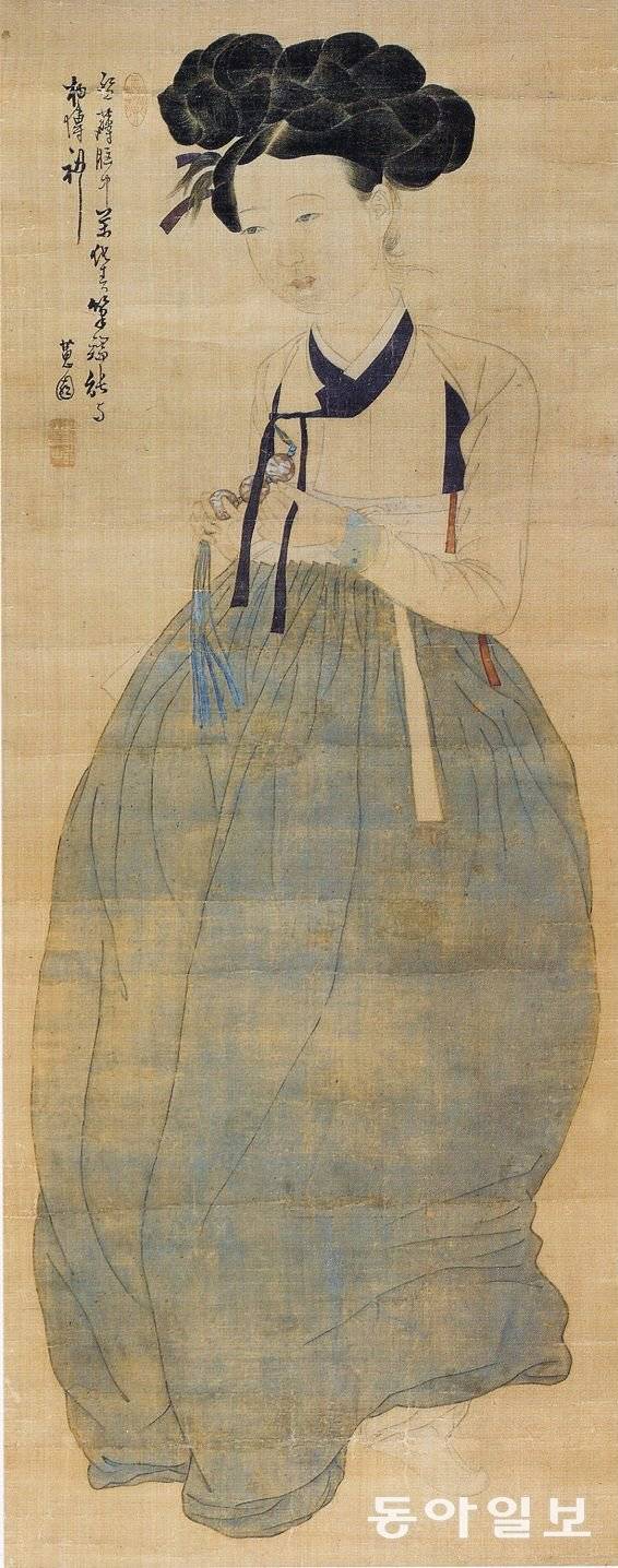 조선 후기 풍속화가 신윤복의 ‘미인도’(간송미술관 소장). 풍성한 치마가 두드러진다. 동아일보DB