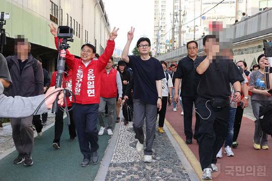 지난 2024년 '10·16 재보궐선거'를 앞둔 10월12일 윤일현 국민의힘 부산 금정구청장 후보 유세 지원에 나선 한동훈 당대표가 부산 노포역에서 온천장역까지 약 7Km를 도보로 이동하며 시민들을 만났다.<국민의힘 홈페이지 사진>