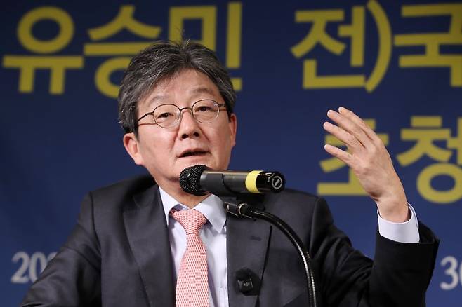 유승민 전 국민의힘 의원이 14일 오전 대구 남구 이천동 대구아트파크에서 열린 아시아포럼21 초청토론회에 참석해 취재진 질의에 답하고 있다. 2025.1.14/뉴스1 ⓒ News1 공정식 기자 /사진=뉴스1