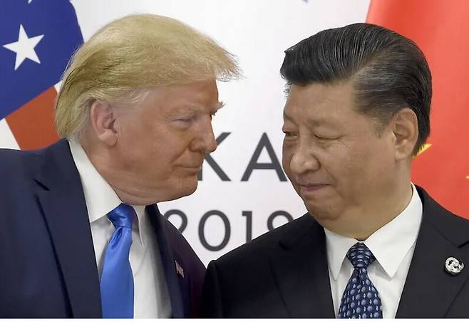 도널드 트럼프(왼쪽) 대통령과 시진핑 중국 국가주석이 2019년 5월29일 일본 오사카에서 열린 주요 20개국(G20) 정상회의에서 만났다. AP 연합뉴스