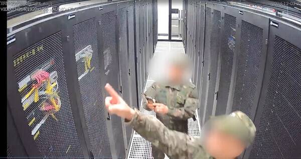 지난해 12월3일 비상계엄이 선포된 직후인 밤 10시33분, 정보사령부 장교 등이 경기도 과천 중앙선거관리위원회에 잠입해 전산 서버를 촬영하고 있다. 국회 행정안전위원회 제공
