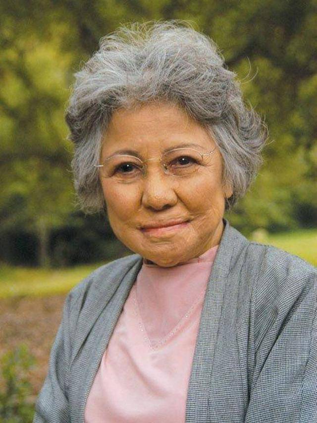 1945년 일본 히로시마 원폭에 얼굴과 상반신, 두 손에 심한 화상을 입은 13세 소녀 사사모리 시게코는 55년 미국서 성형수술을 받고 새 삶을 얻었다. 그는 짙은 화장과 세월의 흔적으로도 온전히 가려지지 않는 '히로시마의 얼굴'로서 평생 핵무기의 잔인한 진실을 세상에 알리며 반핵 평화운동에 헌신했다. 그는 이념과 정치, 민족과 국가를 초월해 모두가 서로에게 친절한 세상을 염원했다. hibakushastories.org