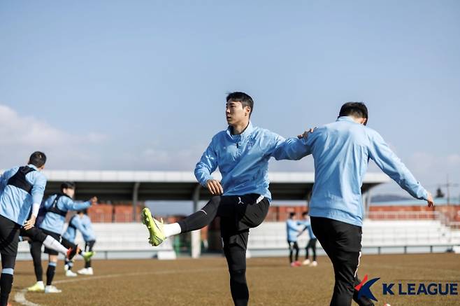천안시티 이적 후 제주서귀포시민축구장에서 훈련 중인 이정협. 사진=프로축구연맹