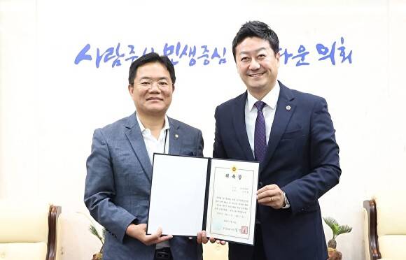 지난 8월 제11대 경기도의회 후반기 공무국외출장 심사위원으로 위촉된 임채철 한국세무사회 법제이사(왼쪽)와 김진경 경기도의회 의장(오른쪽). [사진=임채철 세무사]