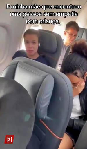 아이와 비행기 좌석을 바꿔주지 않았다며 승객을 찍어올린 영상이 오히려 비난을 받았다. [사진=뉴욕포스트]