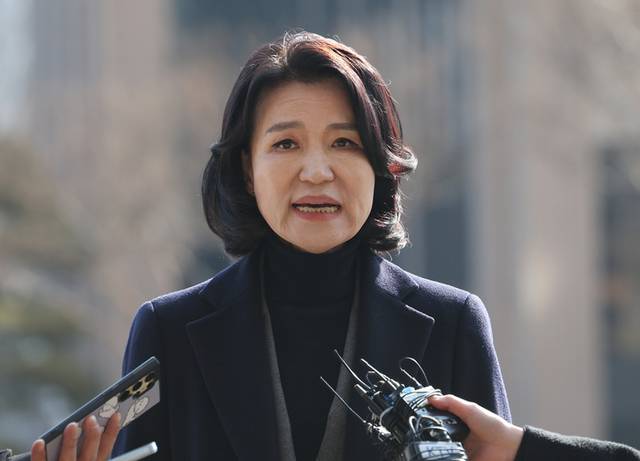 ▲ 헌법재판소의 탄핵안 기각으로 직무에 복귀한 이진숙 방송통신위원장이 지난 23일 경기 과천시 방송통신위원회에 출근하며 취재진 질문에 답하고 있다. 연합뉴스