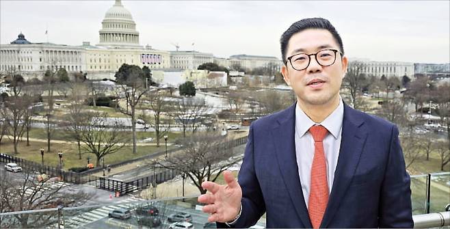 미국 대형 로펌 넬슨멀린스의 신우진 파트너변호사가 지난 24일 워싱턴DC에서 트럼프 2기 행정부 출범 후 한국 기업의 대응전략을 설명하고 있다.  이상은 특파원