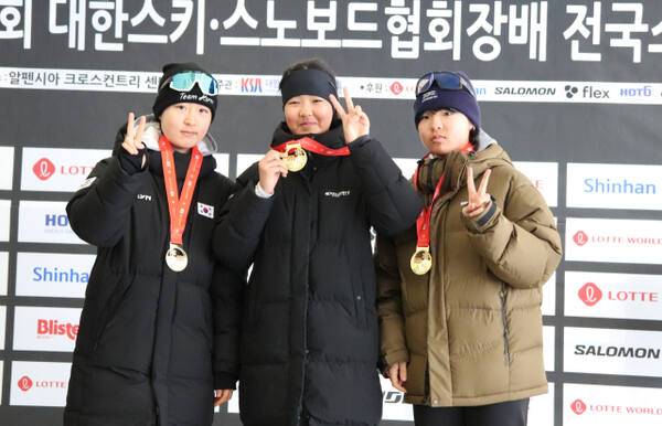 제55회 대한스키·스노보드협회장배 전국스키대회 여중부 크로스컨트리 15㎞ 계주서 우승한 평택 세교중 선수들. 경기도스키협회 제공