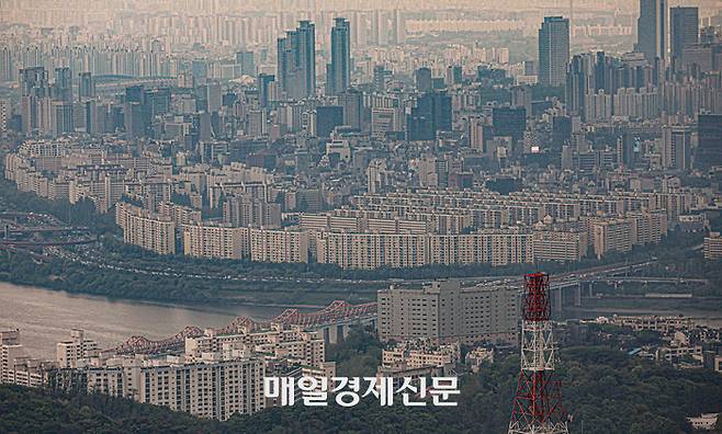 서울 남산에서 바라본 압구정 일대 아파트 단지의 모습  [박형기기자]