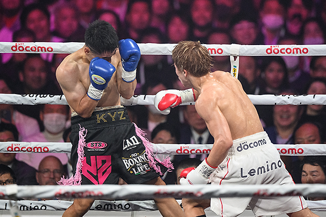 도전자 김예준(왼쪽)이 프로복싱 슈퍼밴텀급 통합타이틀매치 챔피언 이노우에 나오야한테 밀리고 있다. 사진=AFP=연합뉴스 제공