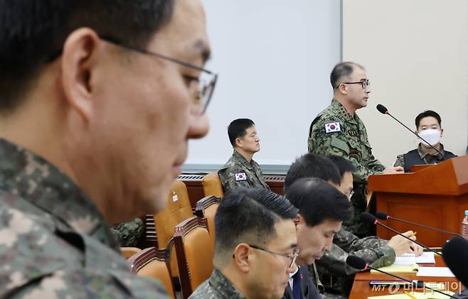 곽종근 전 육군 특수전사령관이 지난 14일 오후 서울 여의도 국회에서 열린 윤석열 정부의 비상계엄 선포를 통한 내란 혐의 진상규명 국정조사 특별위원회 제3차 전체회의에서 발언대에 서서 의원 질의에 답변하고 있다. 왼쪽은 이진우 전 수도방위사령관. / 사진=뉴시스