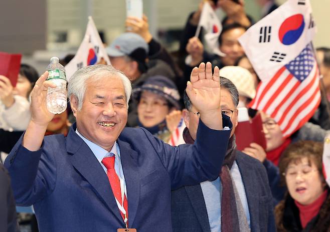 전광훈 사랑제일교회 목사가 자신을 비판하는 내용의 현수막을 교회 건물에 내건 민중교회 담임목사를 상대로 "초상권 침해"라며 소송을 냈으나 최종 패소했다. 사진은 지난 24일 도널드 트럼프 미 대통령 취임식 참석을 마치고 귀국한 전 목사의 모습.  /사진=뉴스1