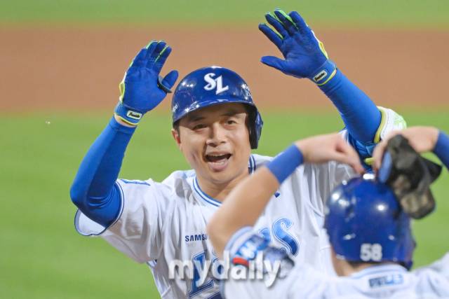 삼성 김헌곤이 2024년 10월 15일 대구 삼성라이온즈파크에서 열린 '2024 프로야구 KBO 포스트 시즌' 삼성라리온즈와 LG트윈스 플레이오프(PO) 2차전 경기 7회말 무사 1루에 투런포를 쳤다. 김헌곤은 앞선 타석에서 투런포를 기록했다./마이데일리