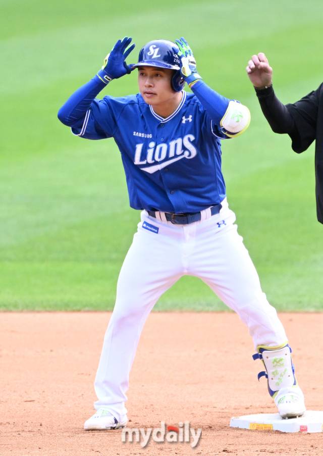 2024년 10월 19일 오후 서울 잠실야구장에서 진행된 '2024 프로야구 KBO리그 포스트시즌' 플레이오프 4차전 LG트윈스와 삼성라이온즈의 경기. 삼성 김헌곤이 9회초 2사 1루서 안타를 치고 있다./마이데일리