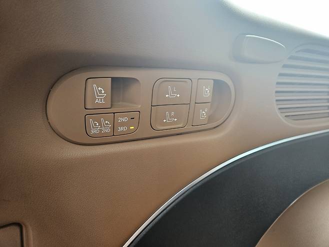 ‘디 올 뉴 팰리세이드’ 트렁크 왼쪽 벽면에 배치된 2·3열 시트 조절 버튼. 서재근 기자