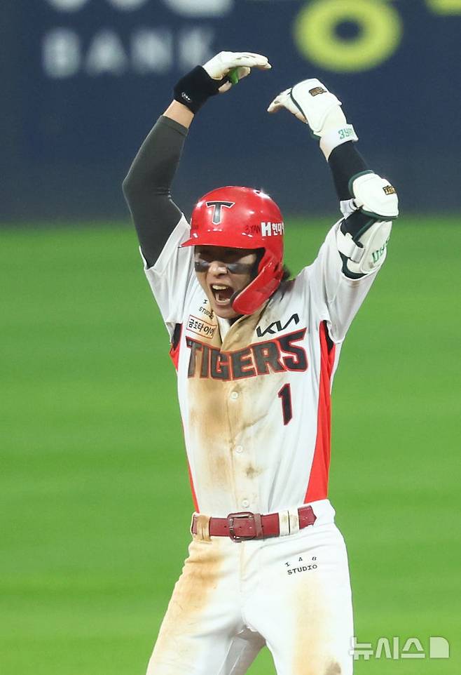 [광주=뉴시스] 전신 기자 = 28일 광주 북구 광주-기아챔피언스필드에서 열린 2024 KBO 포스트시즌 한국시리즈 5차전 삼성 라이온즈와 KIA 타이거즈의 경기에서 8회말 1사 1루 KIA 박찬호가 1타점 2루타를 친 뒤 기뻐하고 있다. photo1006@newsis.com