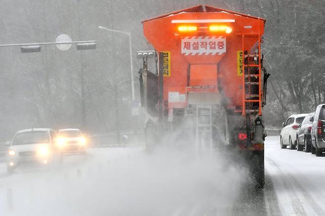 [수원=뉴시스] 제설 작업을 하는 모습. (사진=수원시 제공) 2025.01.26. photo@newsis.com  *재판매 및 DB 금지