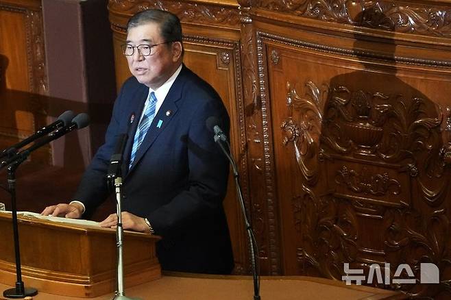 [도쿄=AP/뉴시스] 이시바 시게루(石破茂) 일본 총리는 27일 북한의 핵·미사일 개발, 비핵화 문제에 대해 "우리나라(일본) 및 국제사회의 평화와 안전을 위협하는 것으로 결코 용인할 수 없다"는 입장을 확인했다. 사진은 이시바 총리가 지난 24일 국회에서 정기국회 시정방침 연설을 하고 있는 모습. 2025.01.27.