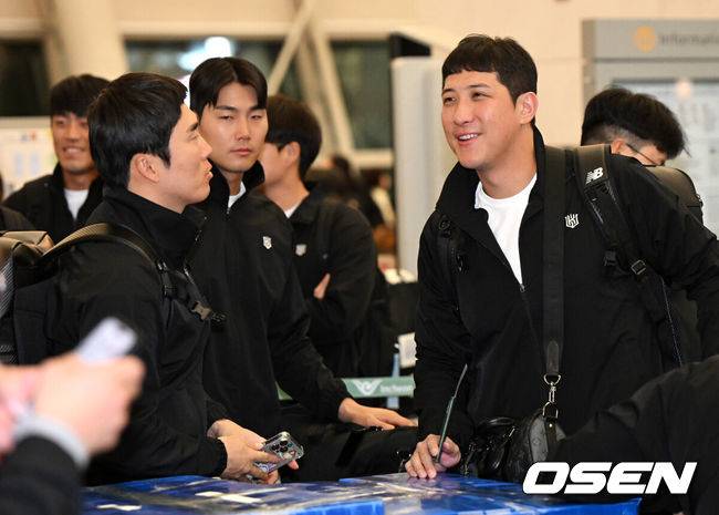 [OSEN=인천공항, 지형준 기자] KT 위즈 선수단이 26일 오전 인천국제공항을 통해 전지훈련지인 호주로 출국했다.KT 이강철호는 호주 질롱과 일본 오키나와에서 스프링캠프를 실시, 2025시즌을 향한 본격적인 담금질에 돌입한다KT 허경민, 황재균이 출국을 준비하고 있다. 2025.01.26 / jpnews@osen.co.kr